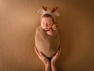 Bebé arropado en tonos suaves durante sesión newborn en Guardamar del Segura