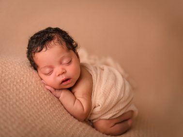 Bebé recién nacido en cesta durante sesión newborn en la Vega Baja