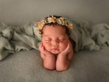 Detalle de manos de recién nacido en sesión de fotografía newborn en Alicante