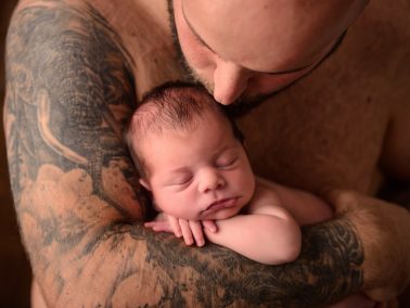 Familia disfrutando de sus primeros días con bebé en sesión newborn en Alicante