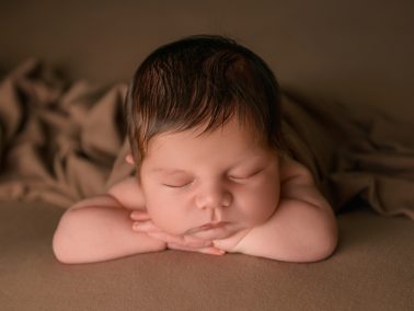 Sesión newborn con luz natural para bebé en estudio de fotografía en Alicante