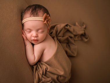 Familia con su recién nacido durante sesión newborn en Guardamar