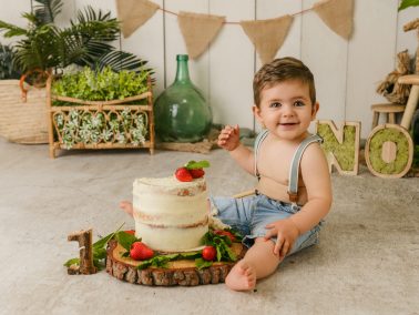 Fotografía de bebé celebrando su cumpleaños en Alicante con Smash Cake