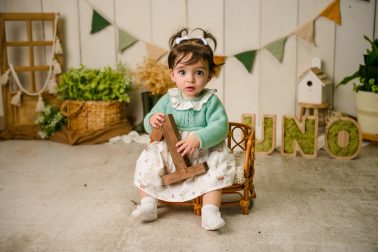 Sesión Smash Cake en Alicante con fondo neutro y estilo elegante