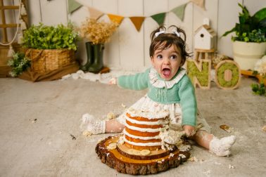 Reportaje Smash Cake en Alicante capturando momentos naturales del bebé
