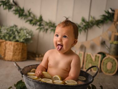 Bebé disfrutando su Smash Cake en estudio profesional en Alicante