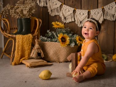 Smash Cake elegante en Alicante con decoración cuidada y fondo neutro