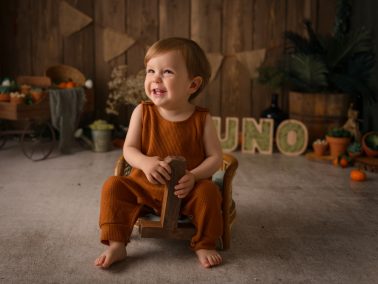 Bebé celebrando su primer cumpleaños con sesión Smash Cake en Alicante