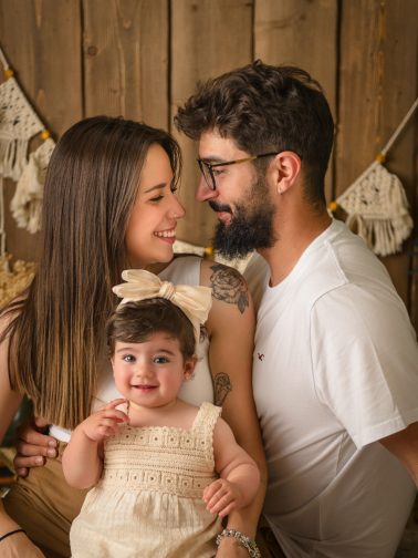 Bebé interactuando con la tarta en sesión Smash Cake en Alicante