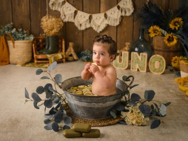 Fotografía profesional de primer cumpleaños en Alicante estilo Smash Cake