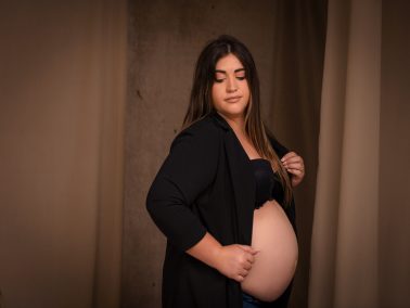 Fotografía premamá en estudio en Guardamar del Segura – estilo natural y emotivo