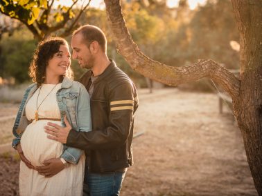 Fotos de embarazo en Guardamar del Segura – sesión premamá íntima en estudio