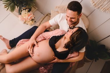 Fotos premamá con pareja en Alicante – sesión de embarazo profesional