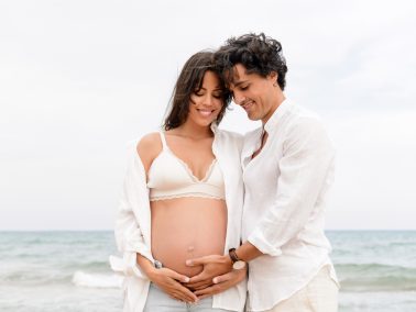 Fotografía de embarazo en estudio en Alicante – reportaje premamá natural