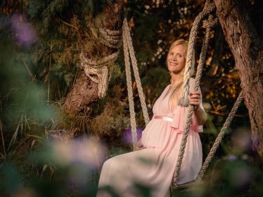 Sesión premamá en exterior en Alicante – fotografía de embarazo con luz natural